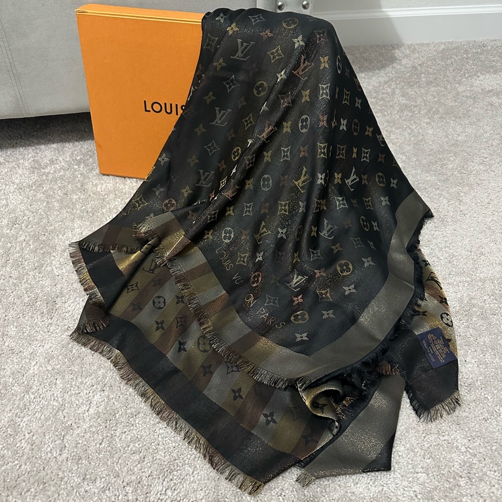 New LOUIS VUITTON LTDE So Shine Monogram Shawl